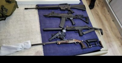 Broń  i 3 kradzione samochody, 38-latek zatrzymany przez chojnickich kryminalnych