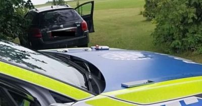 Odzyskany skradziony samochód - kierowca z zakazem i narkotykami w rękach policjantów